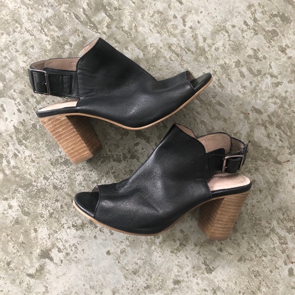 ✨SALE ✨Chunky Leather Heels - Picture 1 of 3